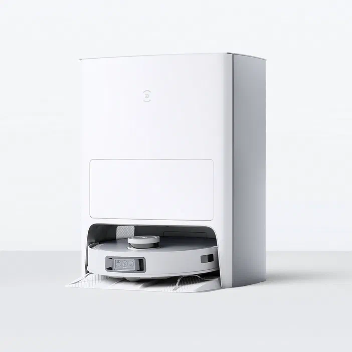 Un robot aspirateur blanc et sa station de recharge.