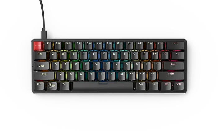 Un clavier mécanique compact noir avec une illumination RGB multicolore et un câble USB connecté.