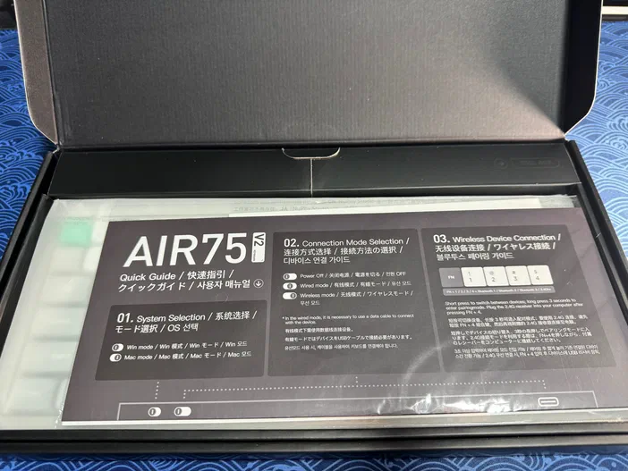 Un guide rapide multilingue pour le clavier Nuphy Air75 V2 montrant les modes de connexion et l'appariement.