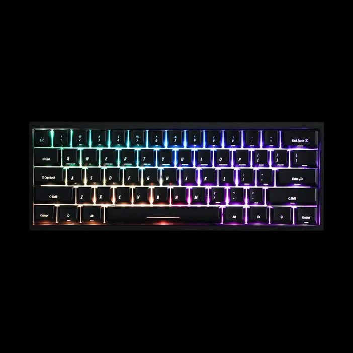 Un clavier mécanique avec des keycaps noirs et un éclairage RGB multicolore.