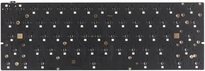 Circuit imprimé d'un clavier mécanique avec des trous pour les touches et des composants électroniques.