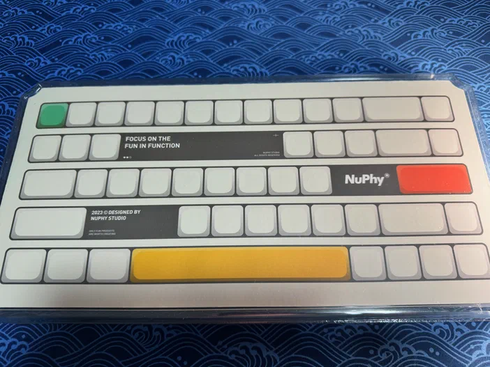 Clavier Nuphy Air75 V2 avec des touches colorées et le logo de la marque.