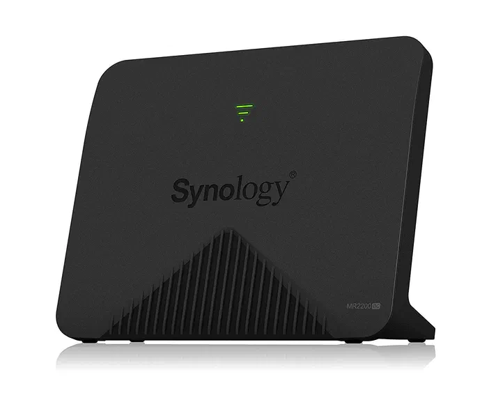 Un point d'accès sans-fil Synology MR2200ac noir avec un indicateur lumineux vert.