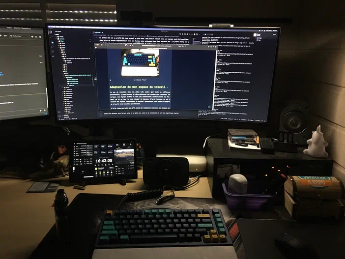 Espace de travail informatique avec écran, clavier et lampe d'écran