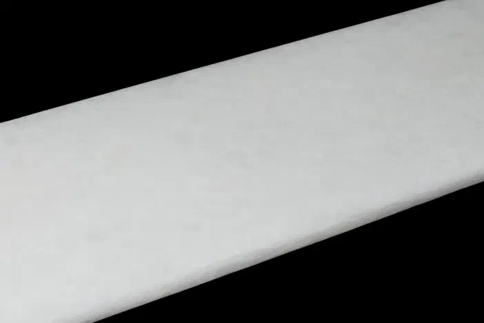 Détail d'un repose-poignet blanc sur fond noir.