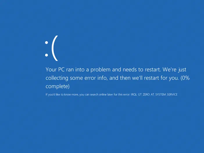 Écran bleu de la Windows BSOD affichant un message d'erreur et indiquant que le PC doit redémarrer.
