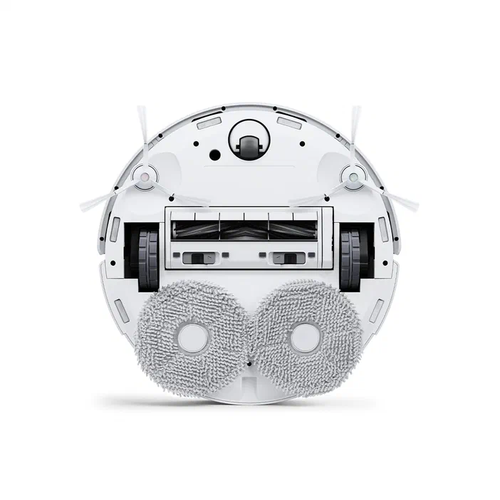 Vue du dessous d'un robot aspirateur blanc avec ses brosses et roues visibles.