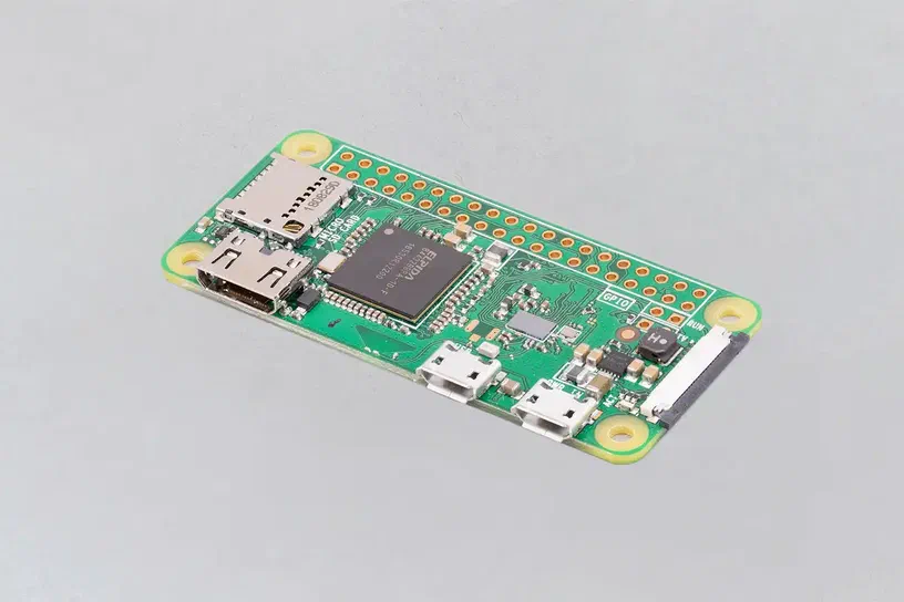 Carte électronique Raspberry Pi Zero W avec ports USB et connecteurs GPIO