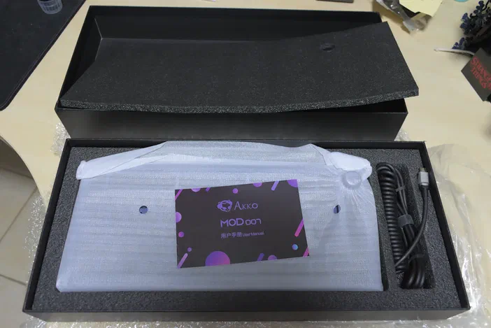 Boîte ouverte d'un clavier Akko MOD 007 avec son câble USB-C fourni