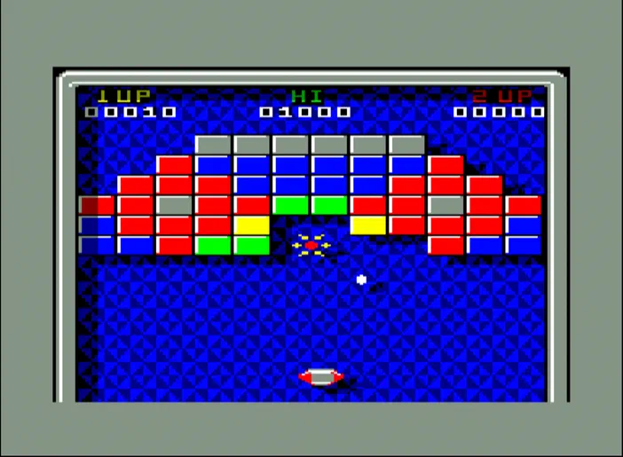 Capture d'écran du jeu Batty! montrant un vaisseau spatial au centre, des blocs colorés en haut et une explosion jaune.
