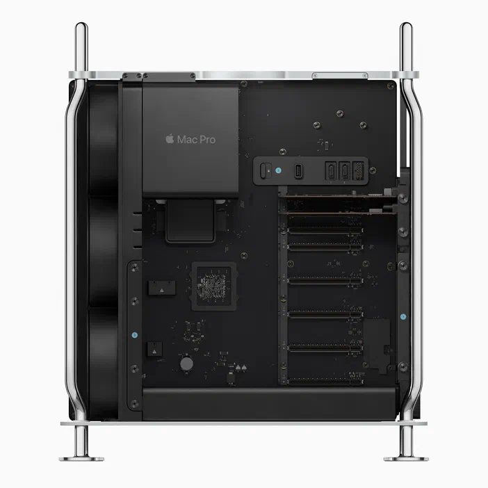 Vue arrière d'un Mac Pro avec son châssis en aluminium et ses composants internes visibles