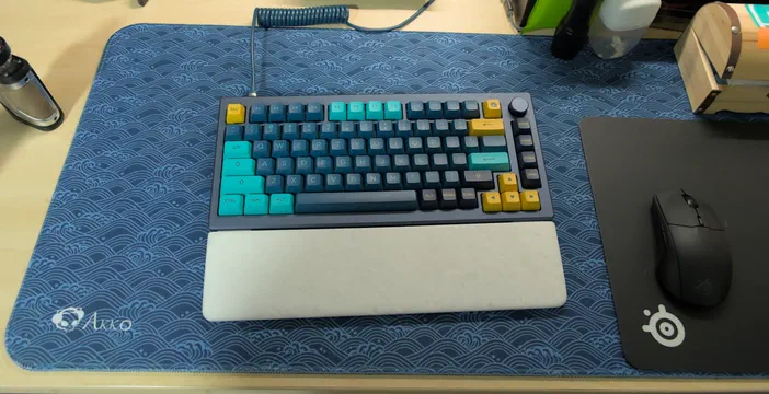Clavier mécanique personnalisé avec touches colorées sur un tapis de souris bleu.