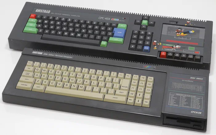 Deux ordinateurs Amstrad CPC, le modèle à cassette en haut et celui à disquettes en bas.