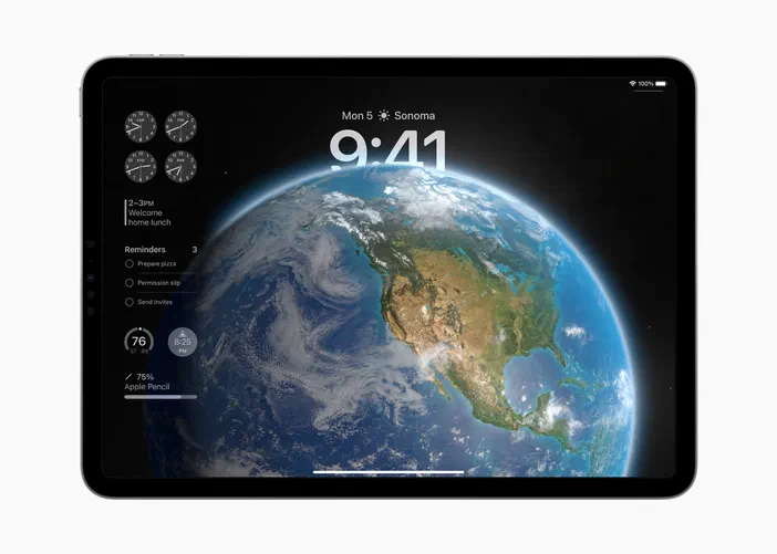 Écran d'un iPad affichant l'heure, la date et des widgets sur un fond de Terre vue depuis l'espace.