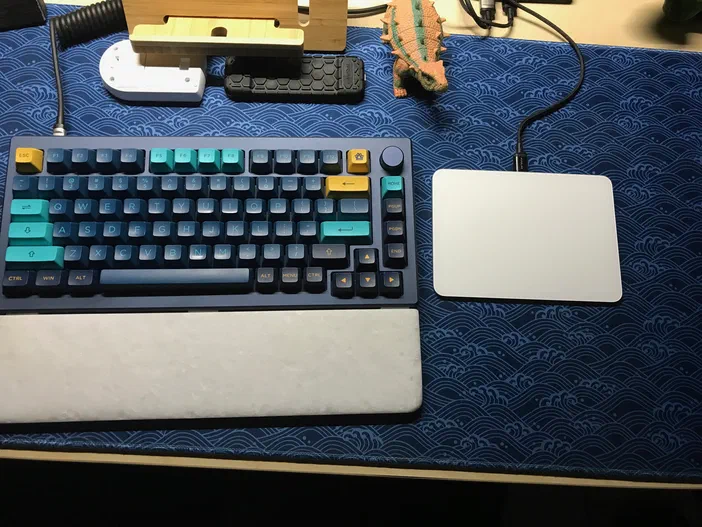 Clavier mécanique avec touches colorées, souris et tapis de souris sur un bureau informatique