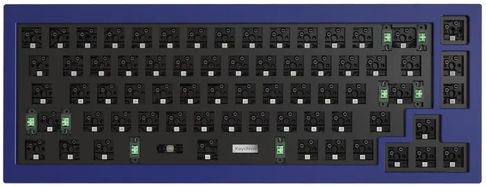 Clavier mécanique avec des switches visibles et une disposition de touches standard