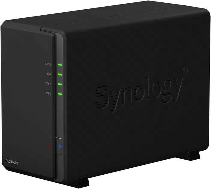 Un NAS Synology DS216play noir avec des indicateurs lumineux verts et un logo gravé.