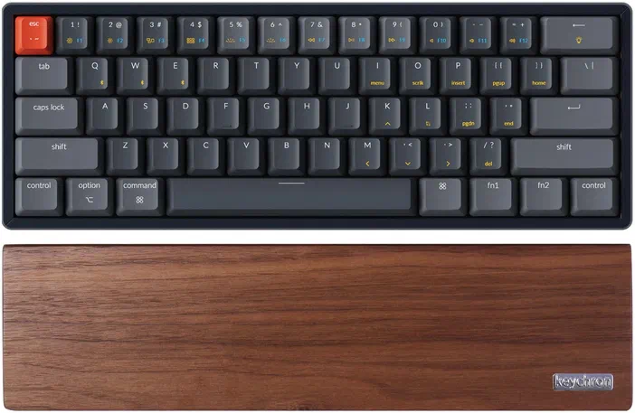 Clavier mécanique Keychron Q avec un repose-poignets en bois.