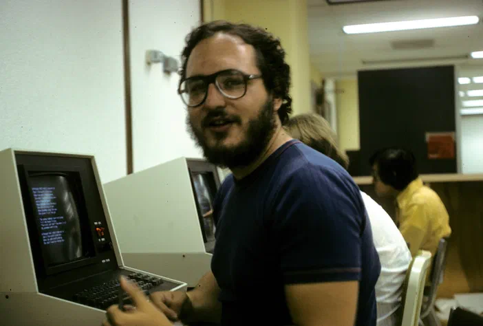 Environnement informatique de l'Université du Wisconsin en 1978 : un utilisateur devant un terminal Unix.