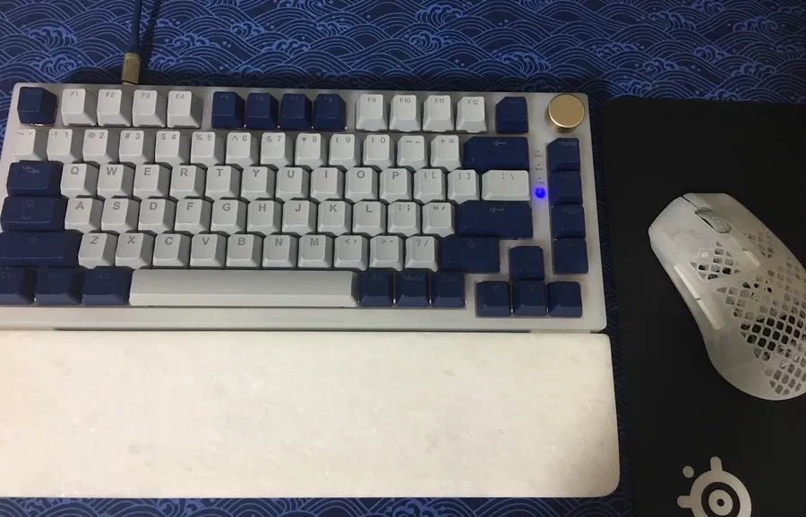 La Steelseries Aerox 3 Wireless aux côtés du Feker IK75 Pro. À quand la possibilité de choisir ses boutons de souris comme on choisi des keycaps ?