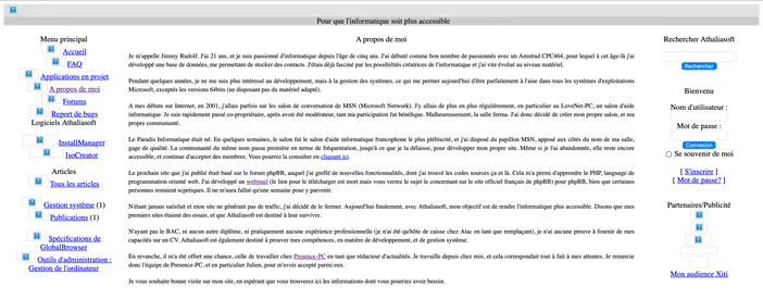 Capture d'écran de la première version du site Internet en PHP avec un menu principal à gauche et une barre latérale droite.