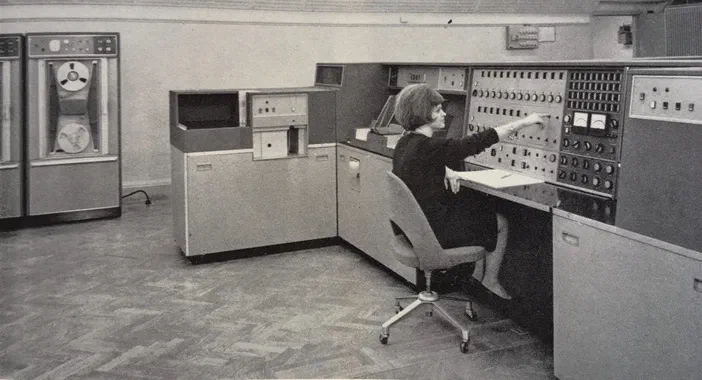 Opératrice informatique devant un ordinateur mainframe ICT 1301 en 1962