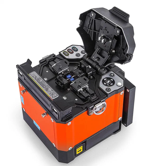 Une soudeuse à fibre optique orange et noire avec son capot ouvert